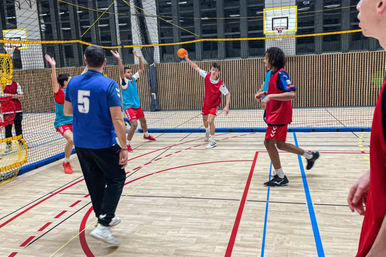 Guillaume Joli et son équipe de jeunes dans un Home Ball