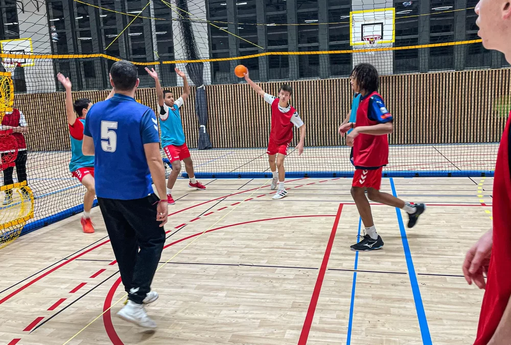 Guillaume Joli et son équipe de jeunes dans un Home Ball